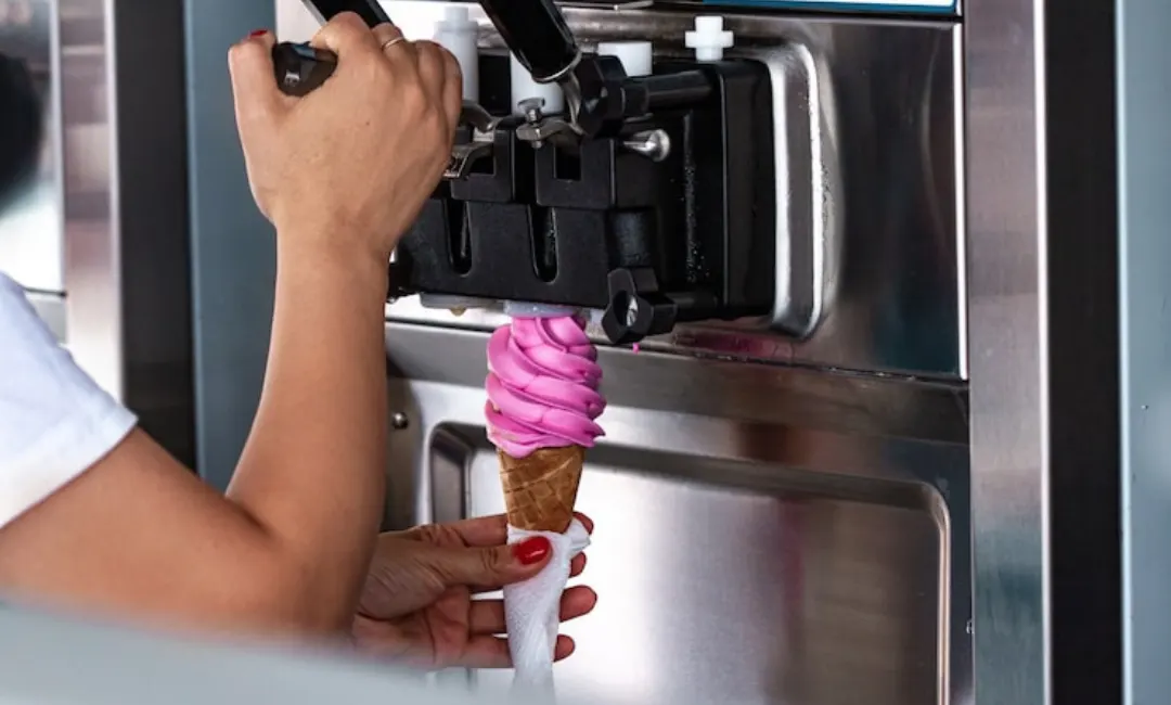 Soft serve ice cream machine