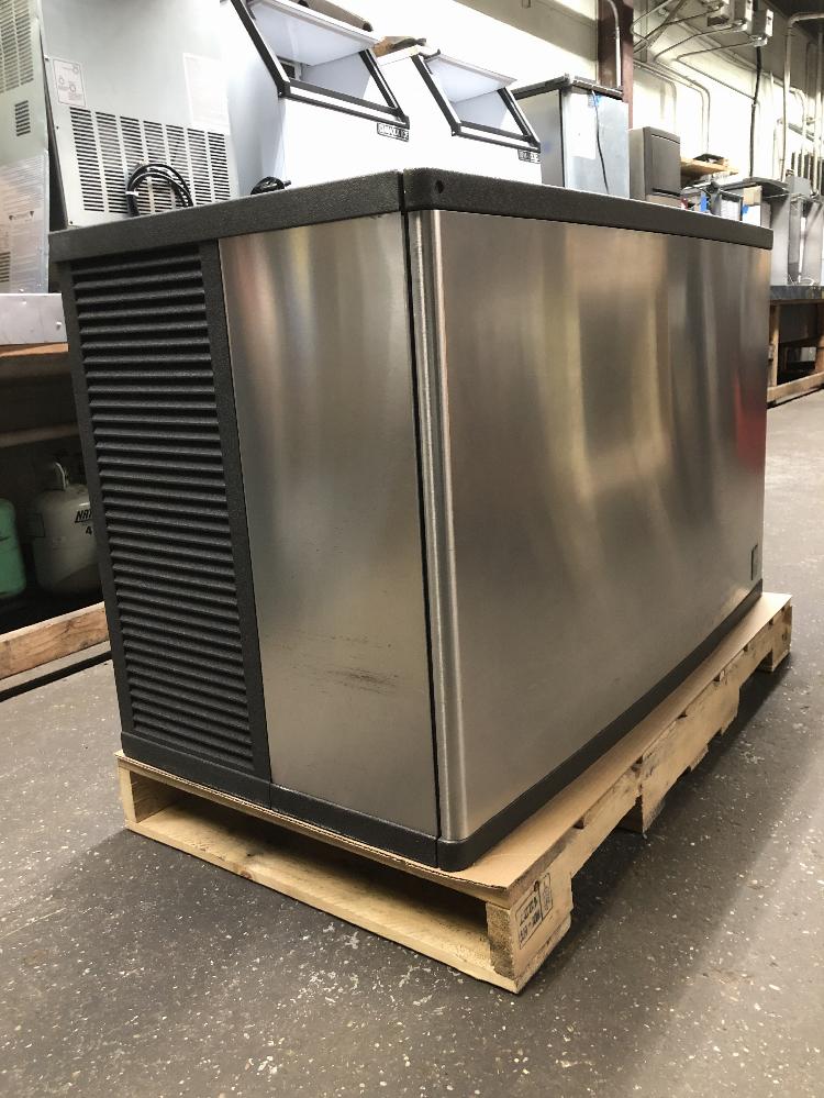 Manitowoc QY1305W Water cooled 1370 lbs/day ice machine