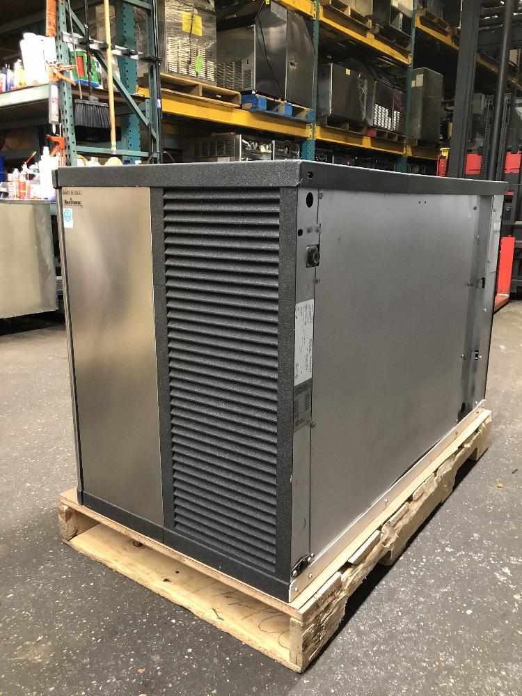 Manitowoc QY1305W Water cooled 1370 lbs/day ice machine